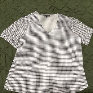 White and black dress shirt 
Perfect for work 
Xl